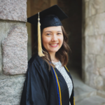 琳赛·马洛恩戴着毕业帽，穿着毕业礼服的照片